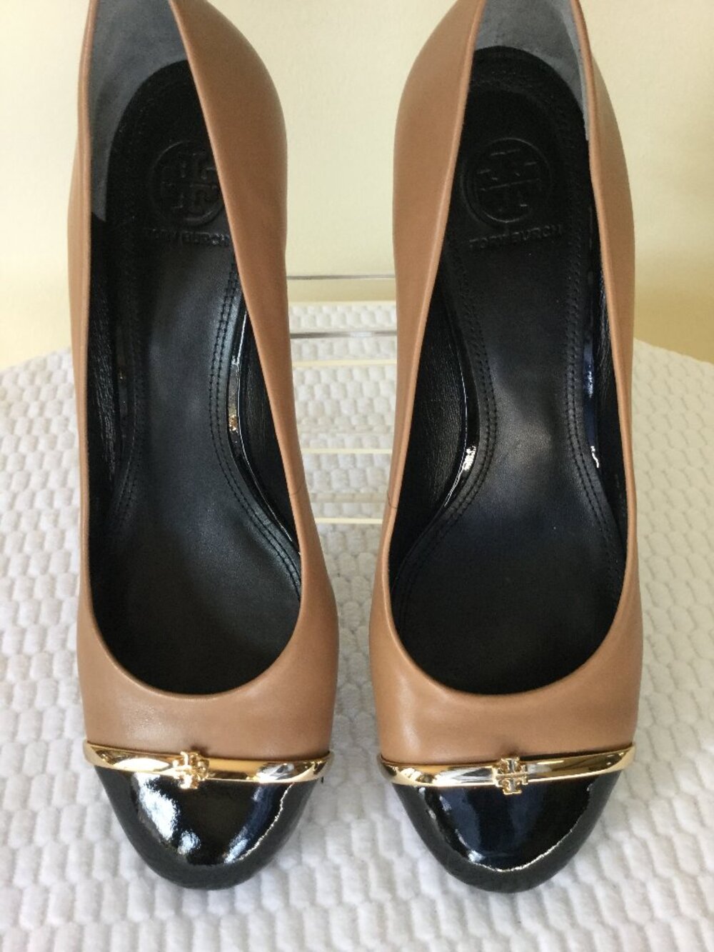 Tory Burch Women Size 9.5 Clay Beige Calf Black patent Wedge Shoes Heels 2.5" - Picture 2 of 12